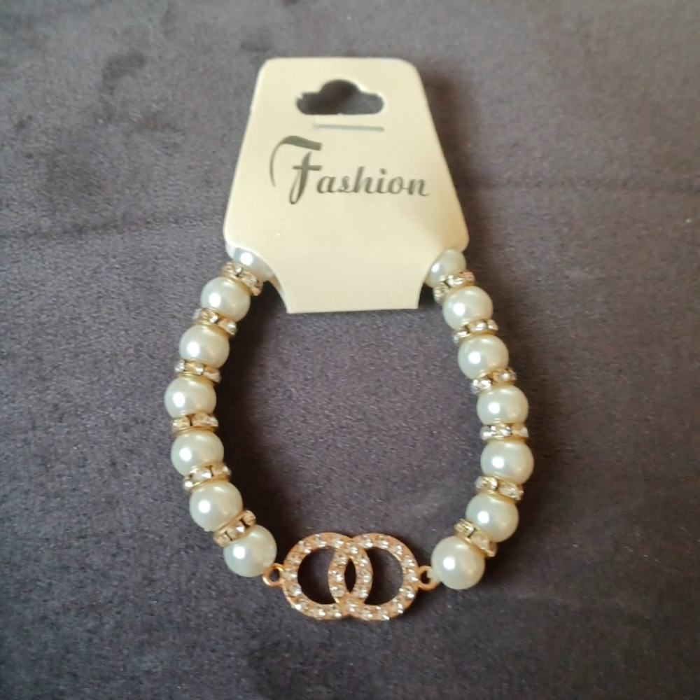 Inspired pearl and gold bracelet with silver righnstones!💚💜